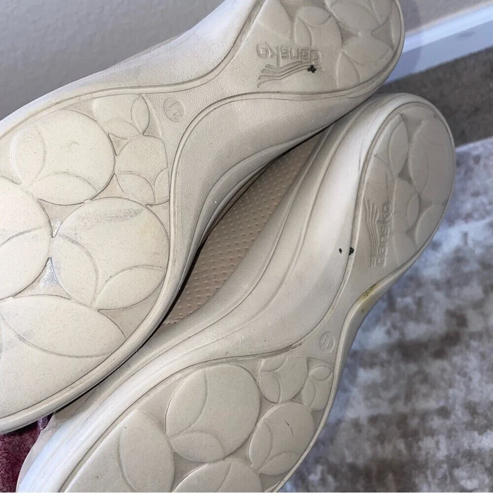 Dansko Marjorie taupe veg perforated slip on clogs comfort tan/cream SZ 10 (41)